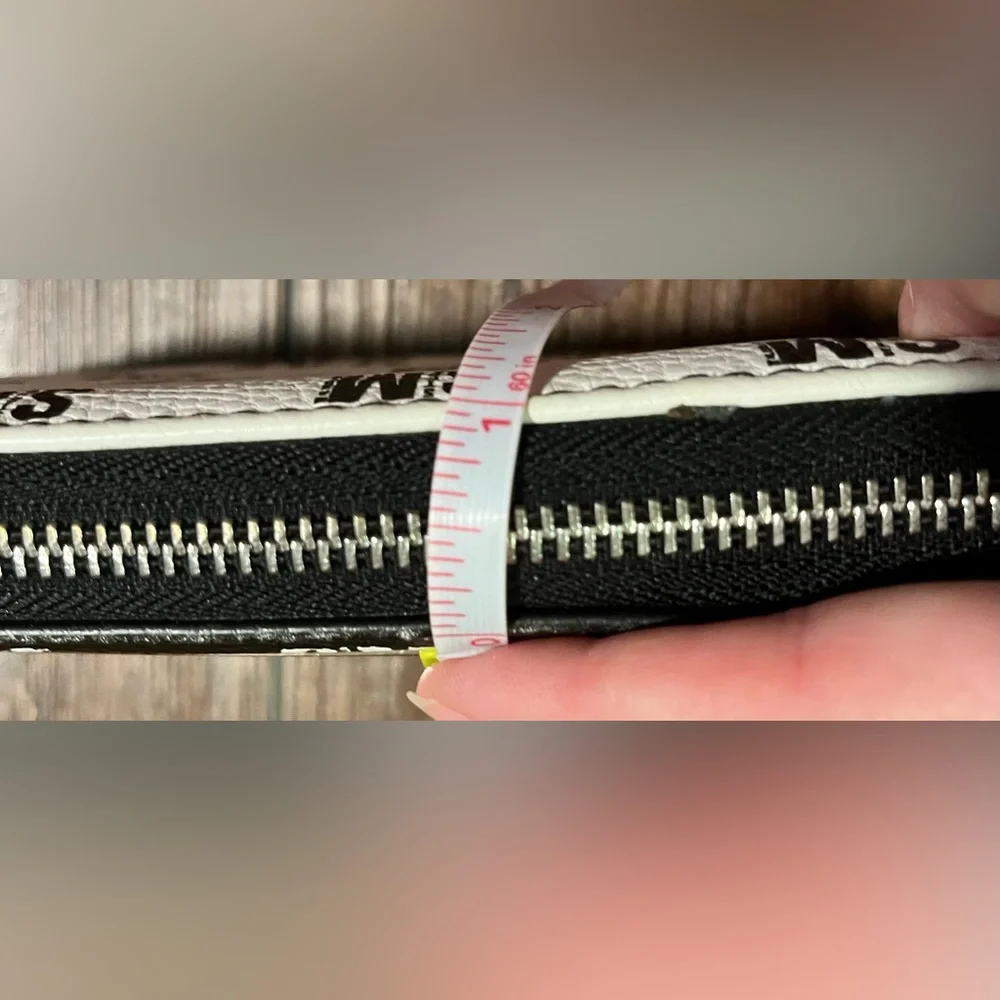 Steve Madden wallet/wristlet.  Zipper closure. Lots of space. Black & white. - Picture 15 of 15